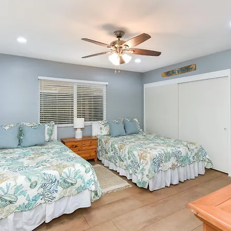 2 Bed 2 Bath Jacuzzi Home With Parking On 51St St
